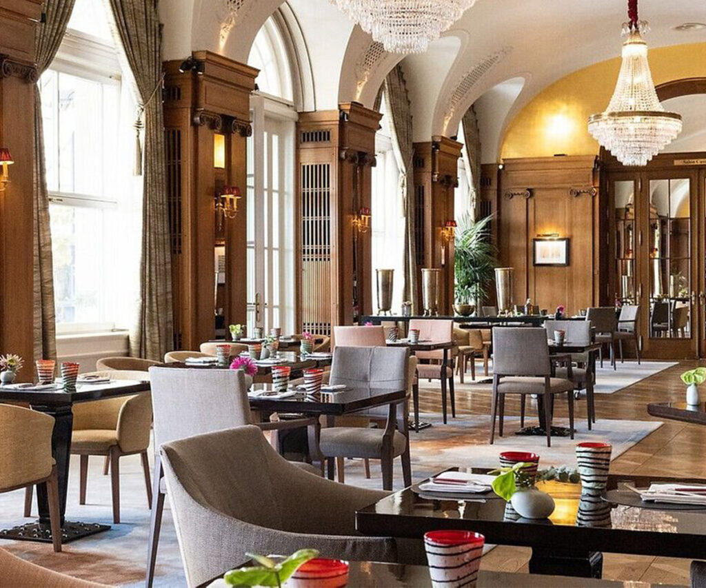 Restaurante luxuoso em Berna, Suíça, com decoração clássica e mobiliário elegante