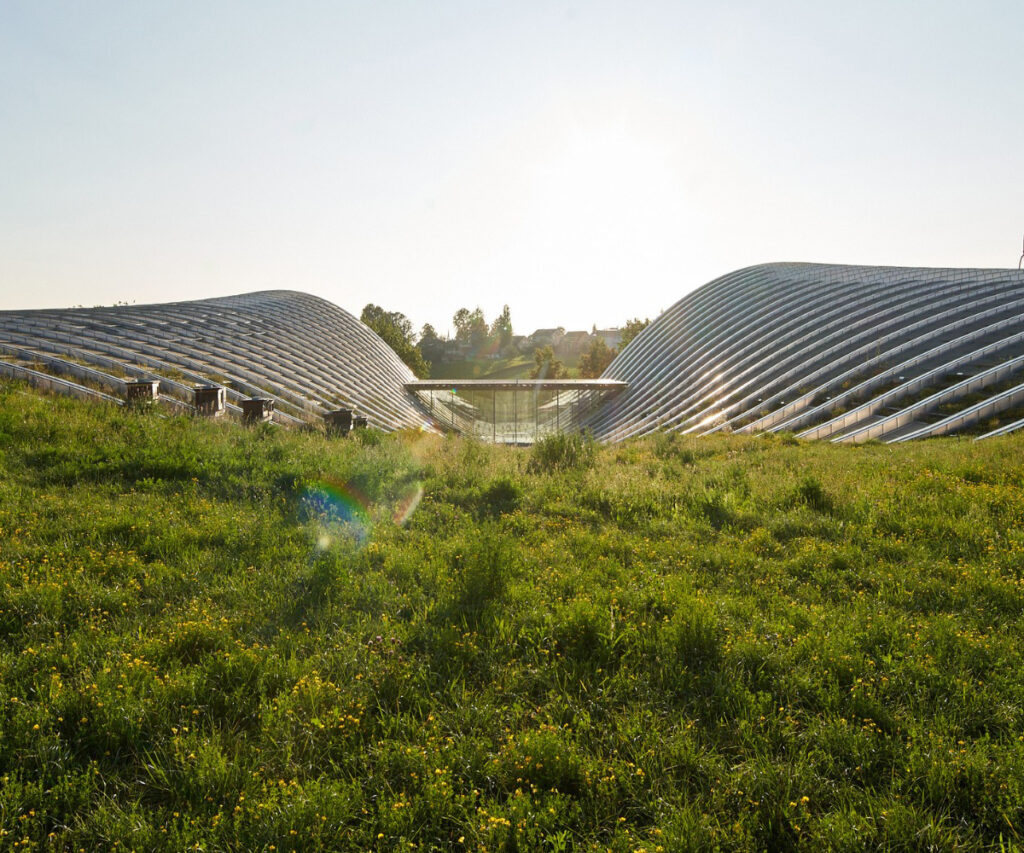 Centro Paul Klee em Berna, com design moderno e colinas de vidro e aço