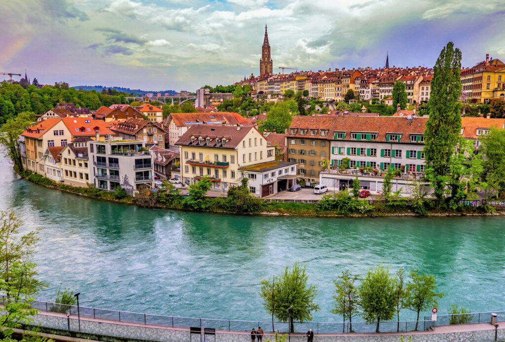 Berna suíça: cidade histórica com rio Aare e arquitetura medieval