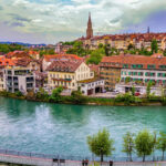 Berna suíça: cidade histórica com rio Aare e arquitetura medieval