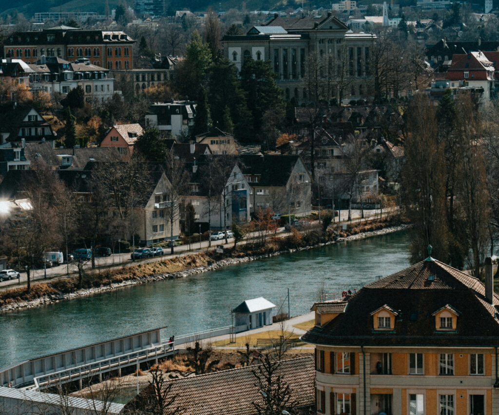 Berna suíça: vista panorâmica da cidade com o rio Aare e edifícios históricos.