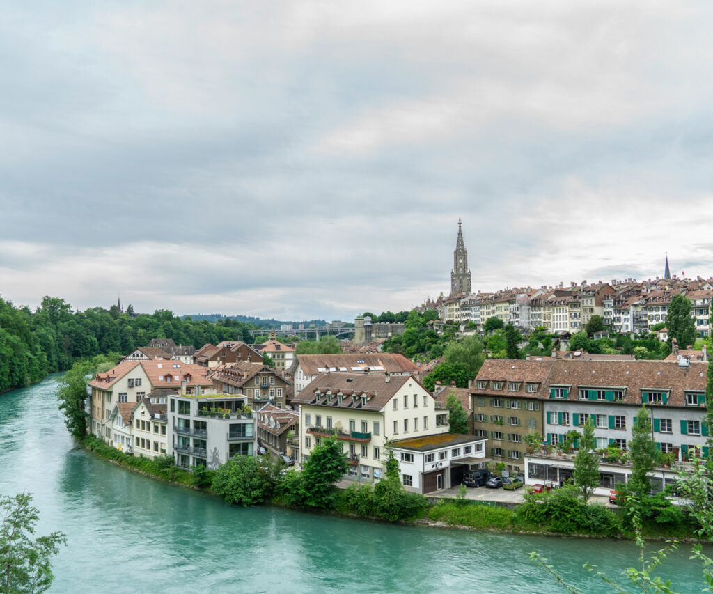 Berna suíça: paisagem urbana com rio e arquitetura medieval