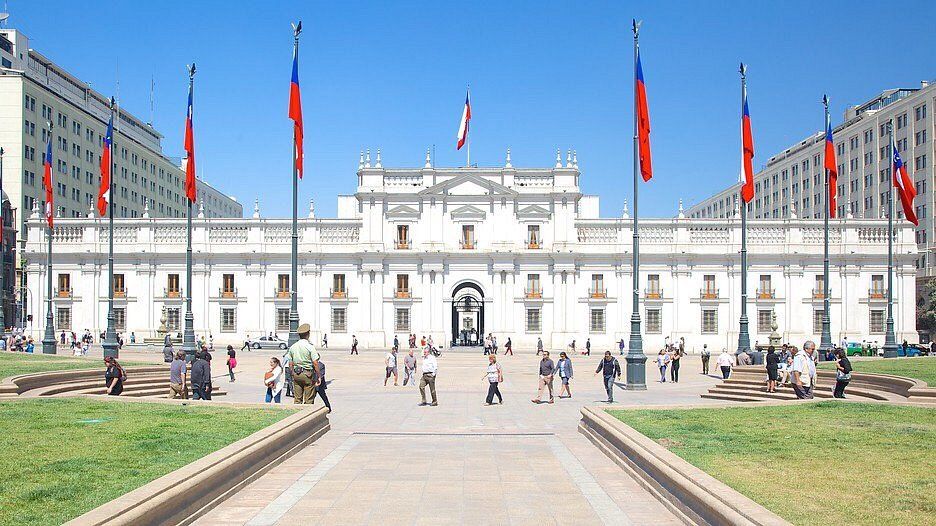 Centro Cultural La Moneda em Santiago, Chile, com arquitetura moderna e exposições culturais