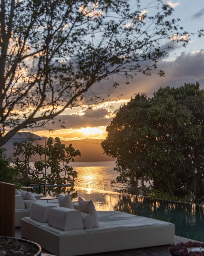 Piscina com vista para o pôr do sol na Praia do Forte, Fuso Hotel