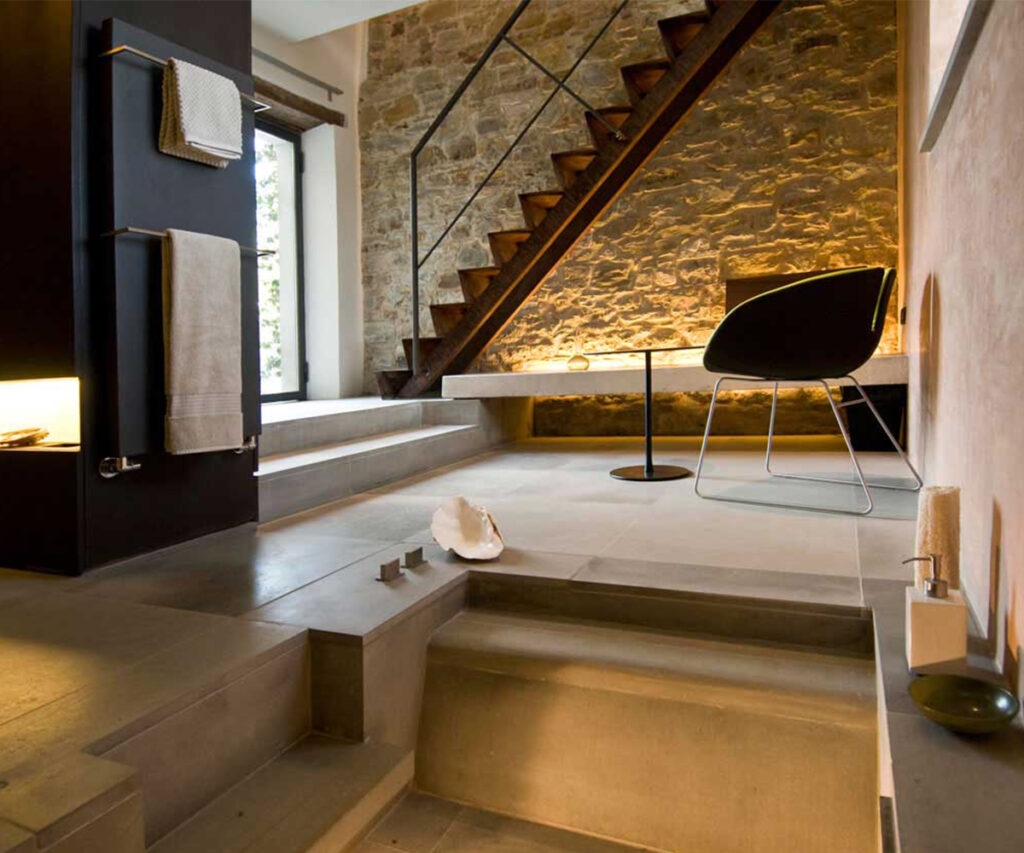 Hotel de luxo na Itália: suíte moderna com elementos históricos em torre histórica. Hotel Torre di Maravola