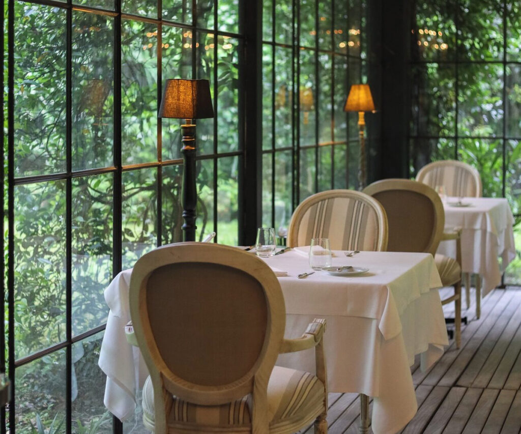 Sala de jantar de luxo no Villa Irma, Itália, com móveis elegantes e vista para a natureza