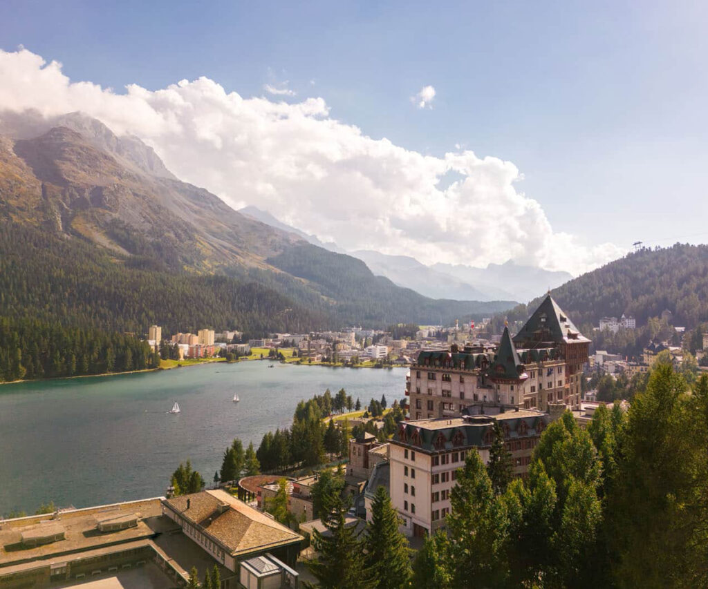 Hotéis em St. Moritz com vista deslumbrante para o Lago de St. Moritz e montanhas.