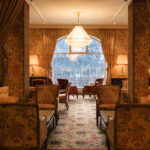 Hotéis em St. Moritz: luxuoso salão do hotel Kulm (restaurante) com móveis clássicos e decoração sofisticada.
