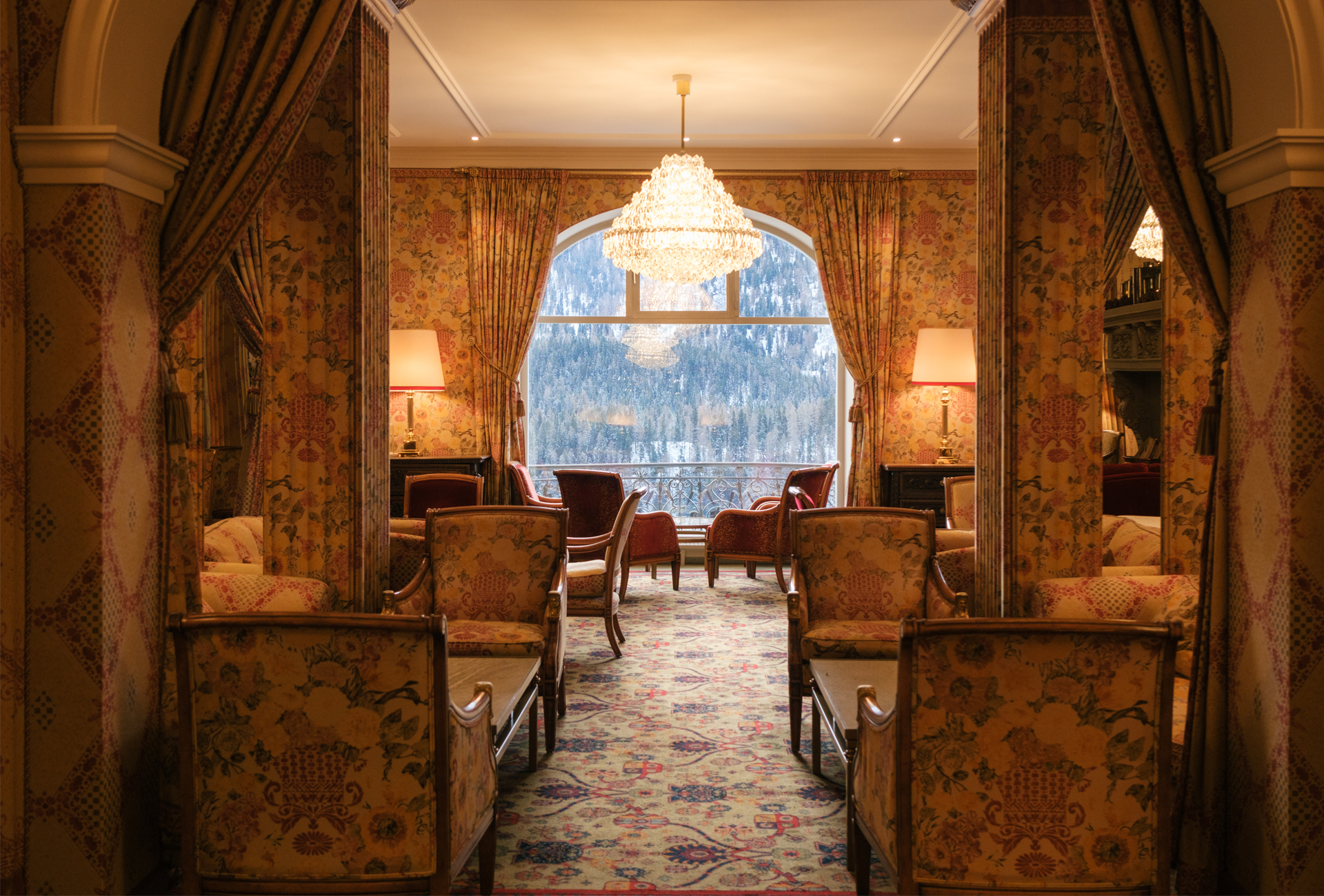 Hotéis em St. Moritz: luxuoso salão do hotel Kulm (restaurante) com móveis clássicos e decoração sofisticada.