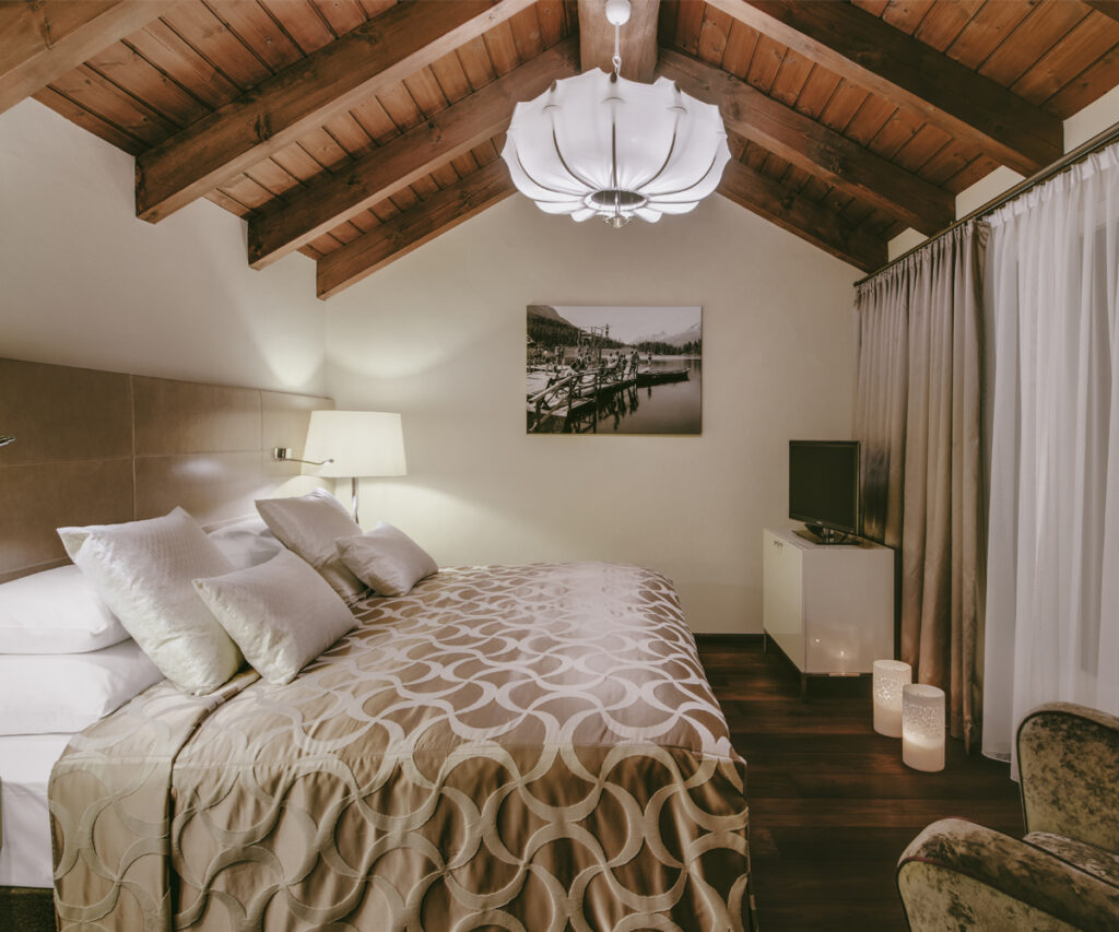 Quarto de hotel Giargino Montain moderno em St. Moritz com decoração alpina e elementos de luxo