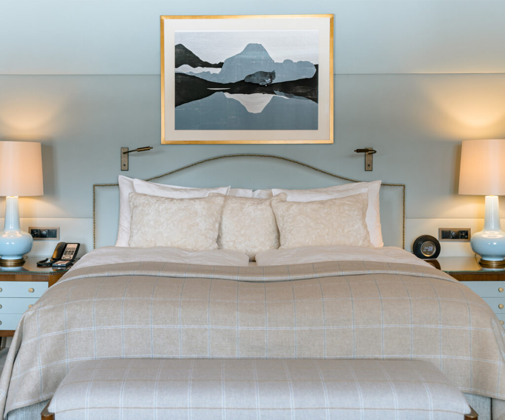 Hotéis em St. Moritz: quarto luxuoso com cama arrumada e arte na parede