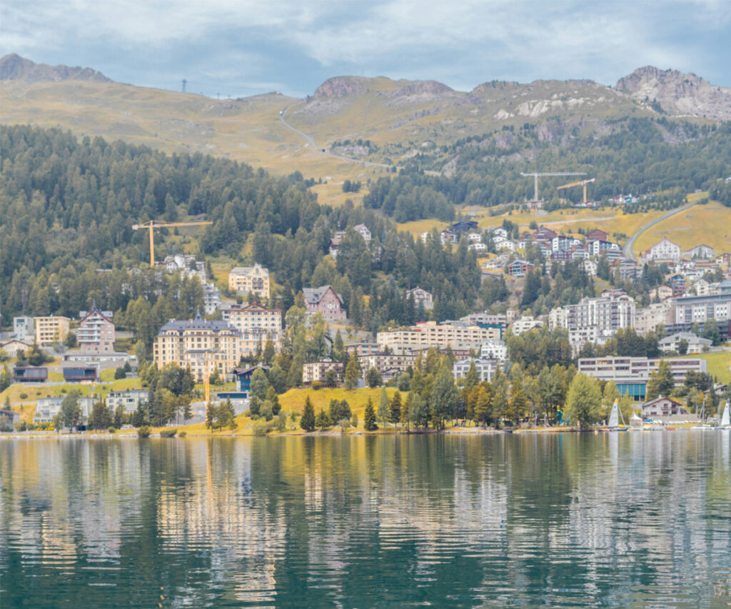 St. Moritz na Suíça: paisagem serena com montanhas e lago.