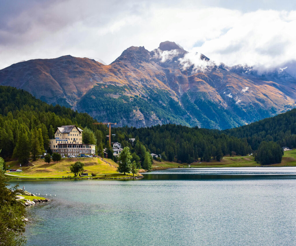 St. Moritz: montanhas majestosas, lago tranquilo e teleférico de esqui.
