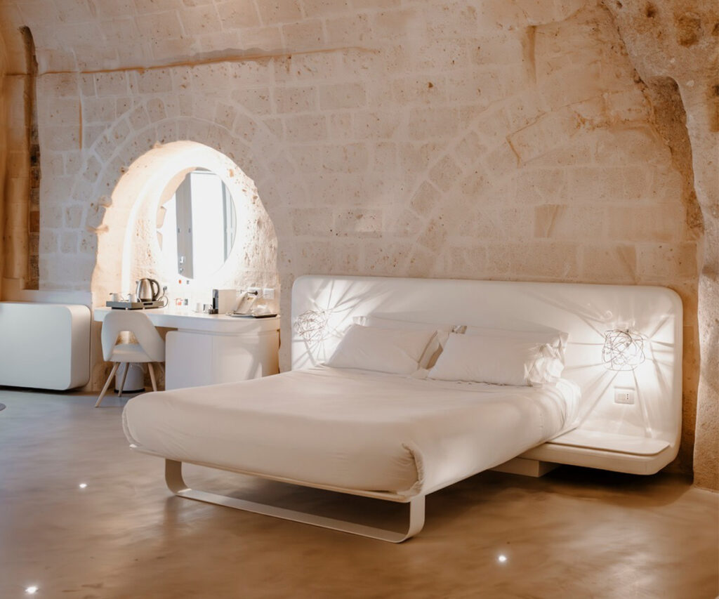 Quarto de hotel moderno em Matera, Itália, com decoração minimalista branca e design único em cavernas