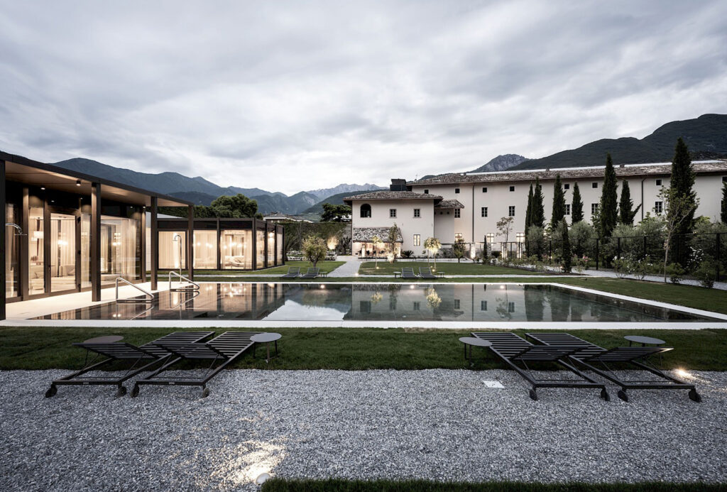 Área externa do Monastero Arx Vivendi, um hotel de luxo na Itália