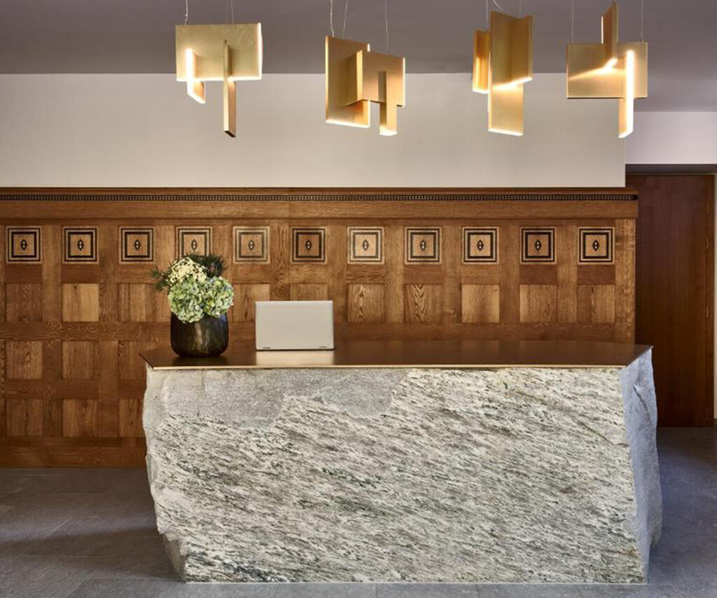 Lobby do Grace La Margna com design moderno e clássico
