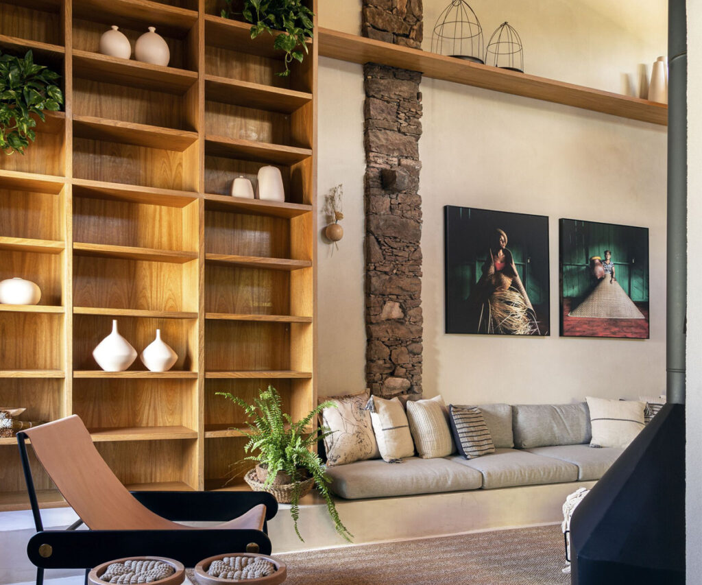 Onde ficar na chapada diamantina: sala de estar moderna com elementos rústicos e decoração elegante.