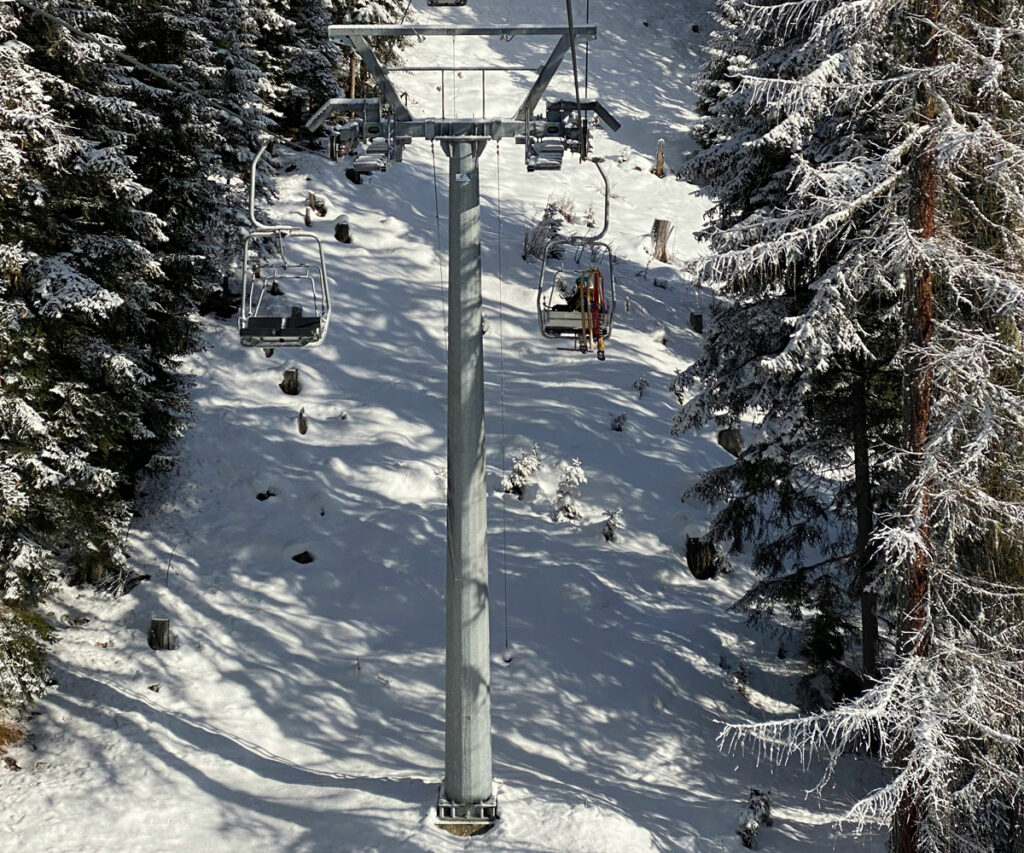 Pista de esqui em St. Moritz, com teleférico e montanhas nevadas
