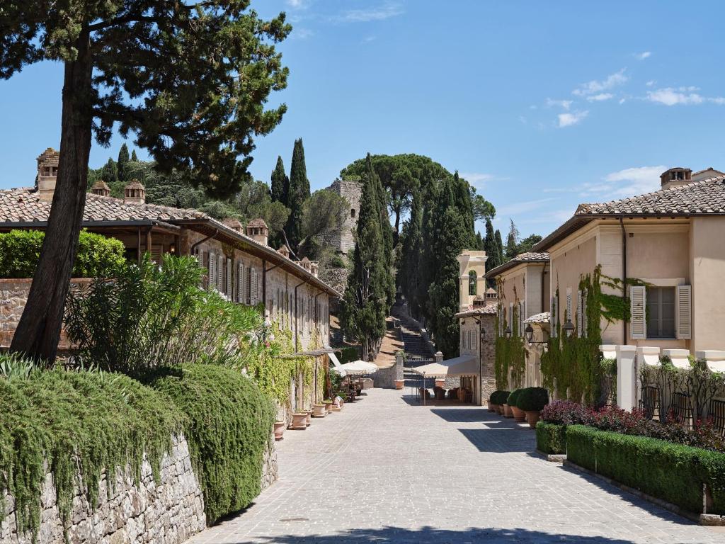 Melhores hotéis na Toscana: Rosewood Castiglion em Montalcino, com jardins exuberantes e arquitetura histórica.