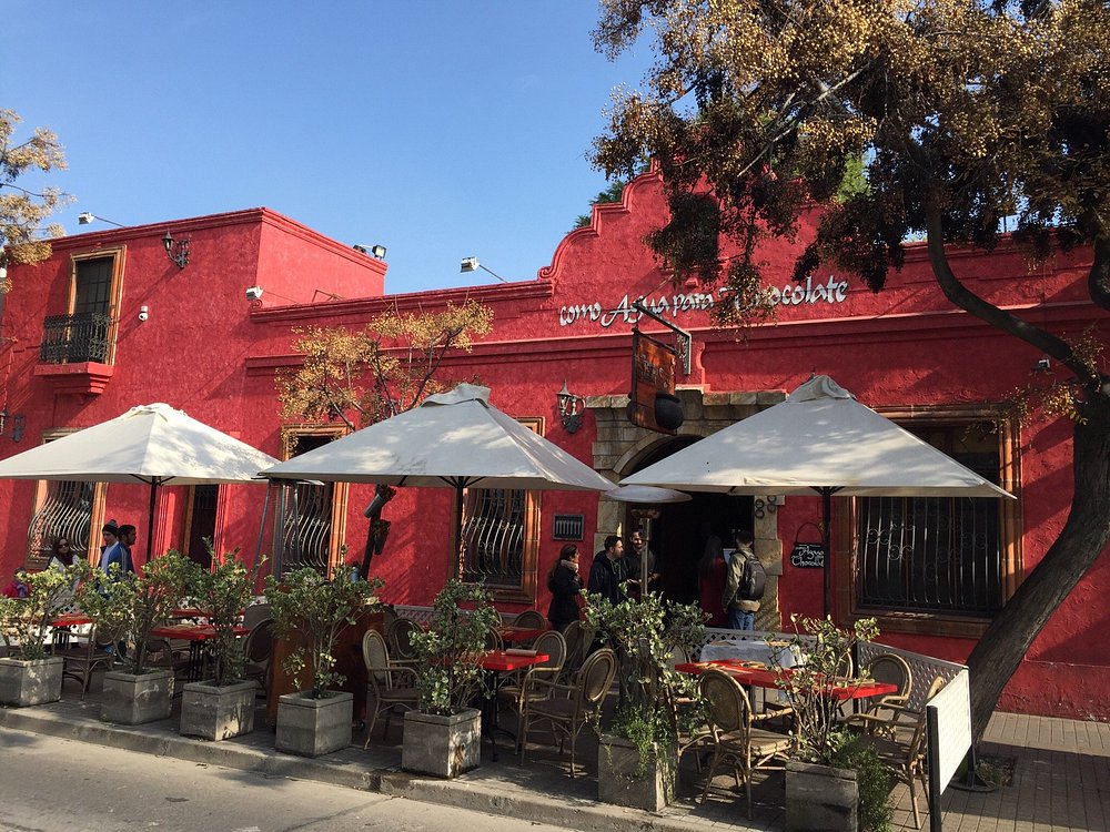 café ao ar livre em Bellavista com mesas e guarda-sóis