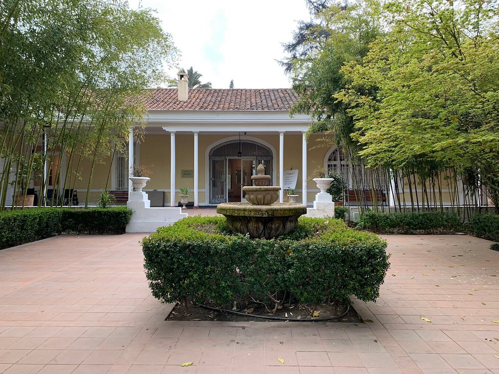 Parque Santa Rosa de Apoquindo em Las Condes, Santiago, Chile, com fonte e vegetação