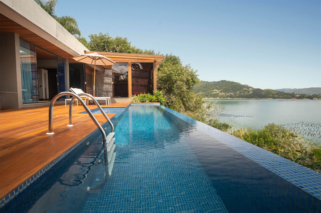 Piscina privativa com vista para o lago em resort de luxo em Santa Catarina, Brasil
