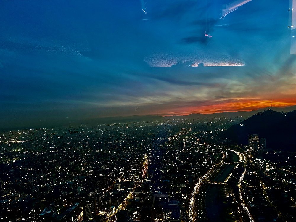 Vista panorâmica da cidade de Santiago, Chile, do Sky Costanera, mirante mais alto da América Latina, ao pôr-do-sol