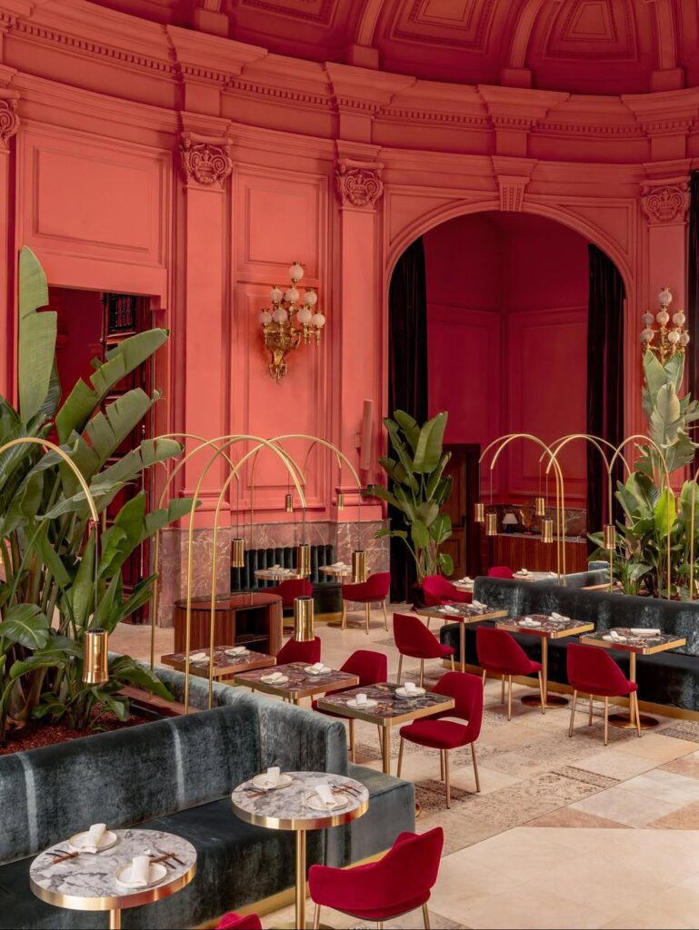 Restaurante em Madrid com decoração moderna e luxuosa, localizado no hotel Casa de Las Artes.