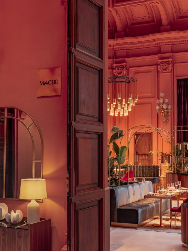 Restaurante em Madrid com decoração moderna e luxuosa, localizado no hotel Casa de Las Artes.