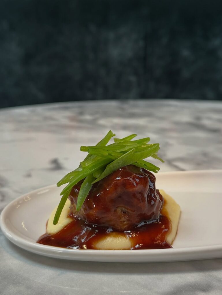 Albóndiga melosa de carrillera de ternera, cremoso de patata y tirabeques no Restaurante Maché em Madrid