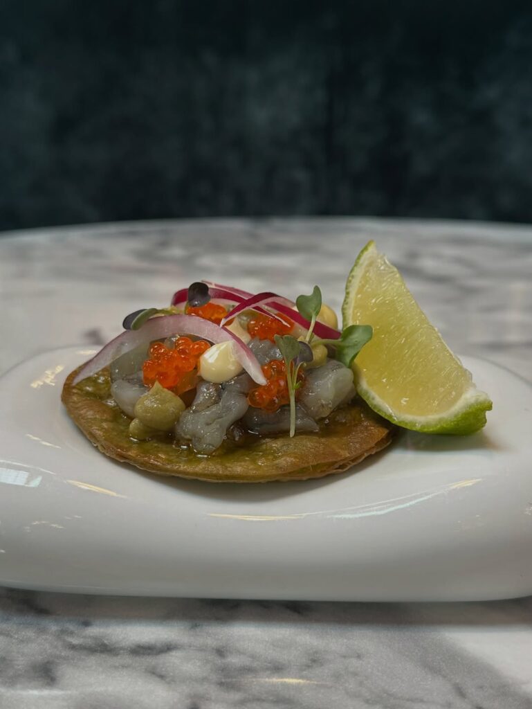 Tapa Fusión: Tostada mexicana de maíz con langostinos aliñados, mayo acidulada y huevas de trucha. Restaurante Maché em Madrid.