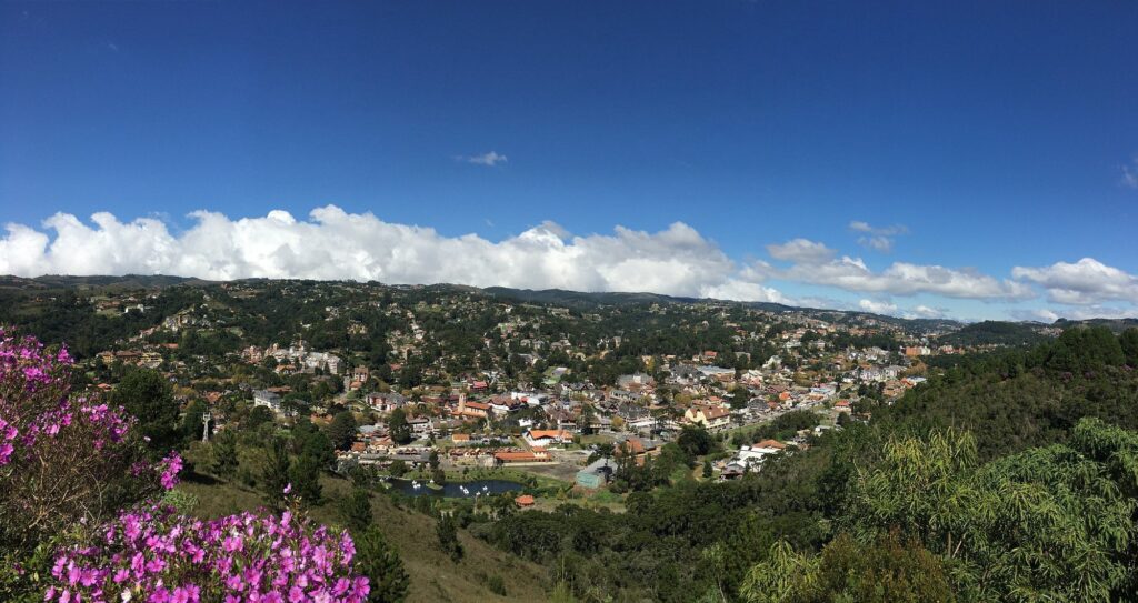 Viagem pelo Brasil de carro: vista panorâmica da Serra da Mantiqueira em Campos do Jordão