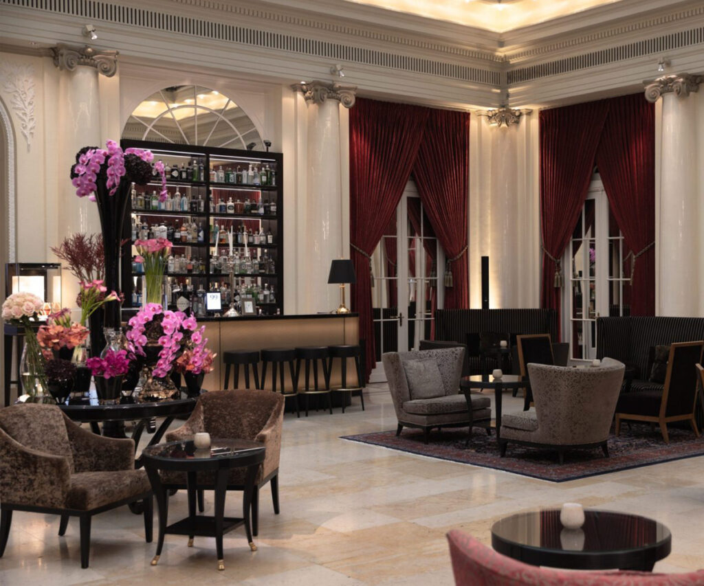 Hoteis em Berna: lobby do Bellevue Palace Bern com decoração clássica e mobiliário elegante.