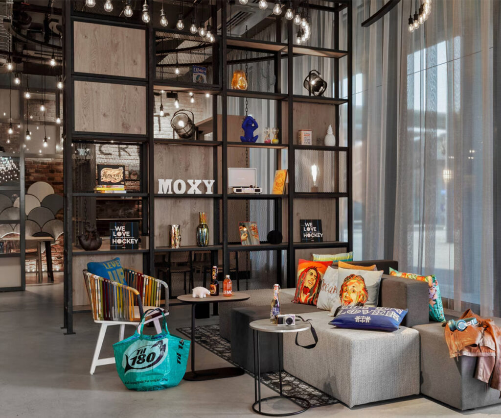 Lobby moderno do Moxy Bern Expo com decoração jovem e descolada em Berna