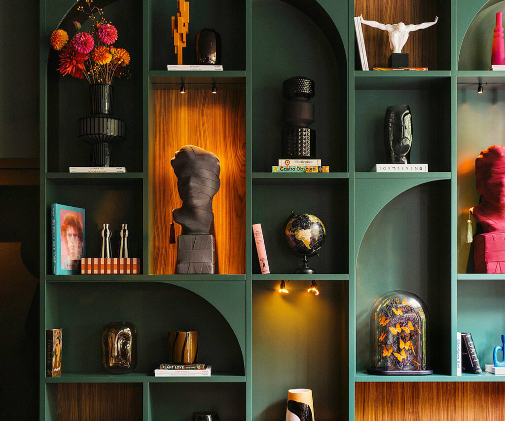 estante em área comum do the home hotel