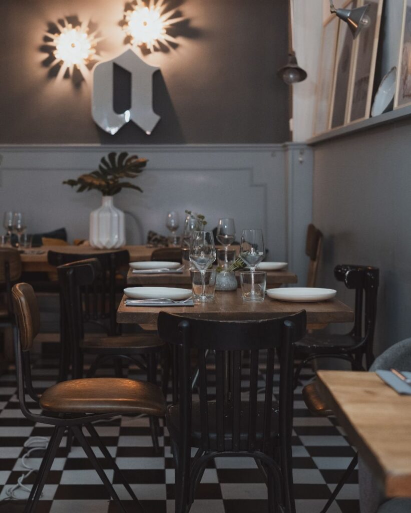 Restaurantes em madrid: La Carbonera Bar de Quesos com decoração intimista e elegante.