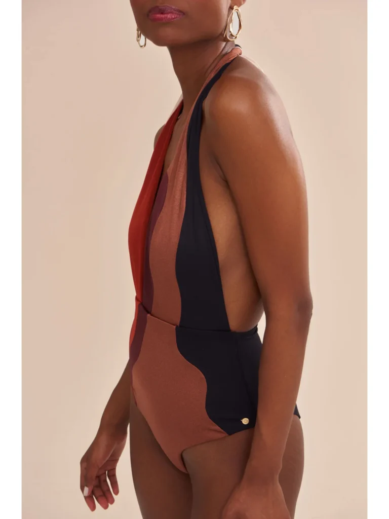 Maiô sustentável upcycling para mala no nordeste com decote profundo e design único em retalhos coloridos da Suntime