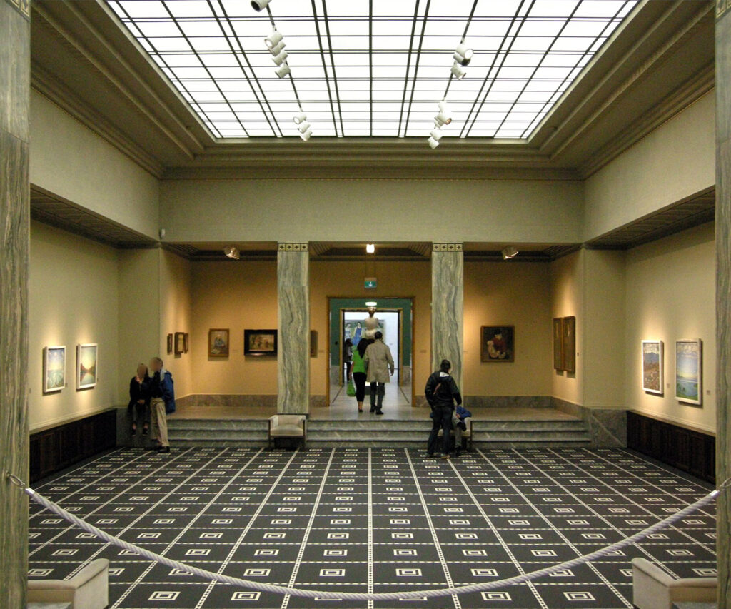 Museus em Zurique: interior do Kunsthaus com visitantes e obras de arte.