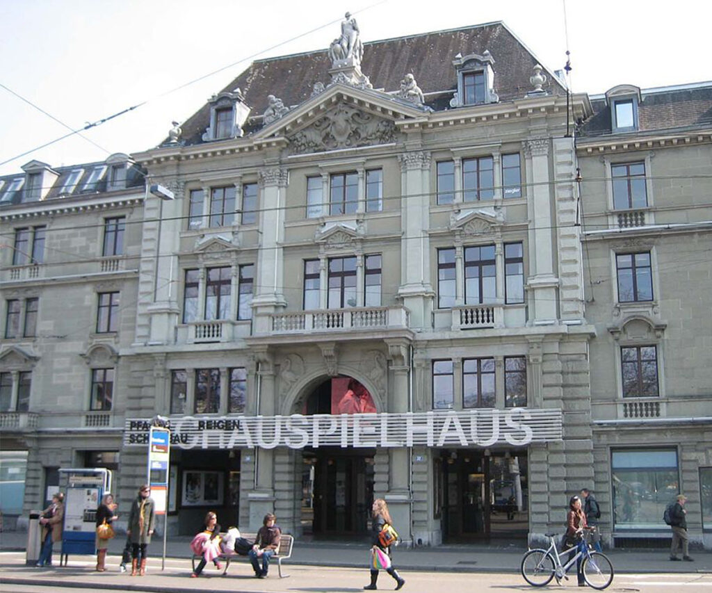 Fachada do teatro Schauspielhaus em Zurique, Suíça, estilo neoclássico