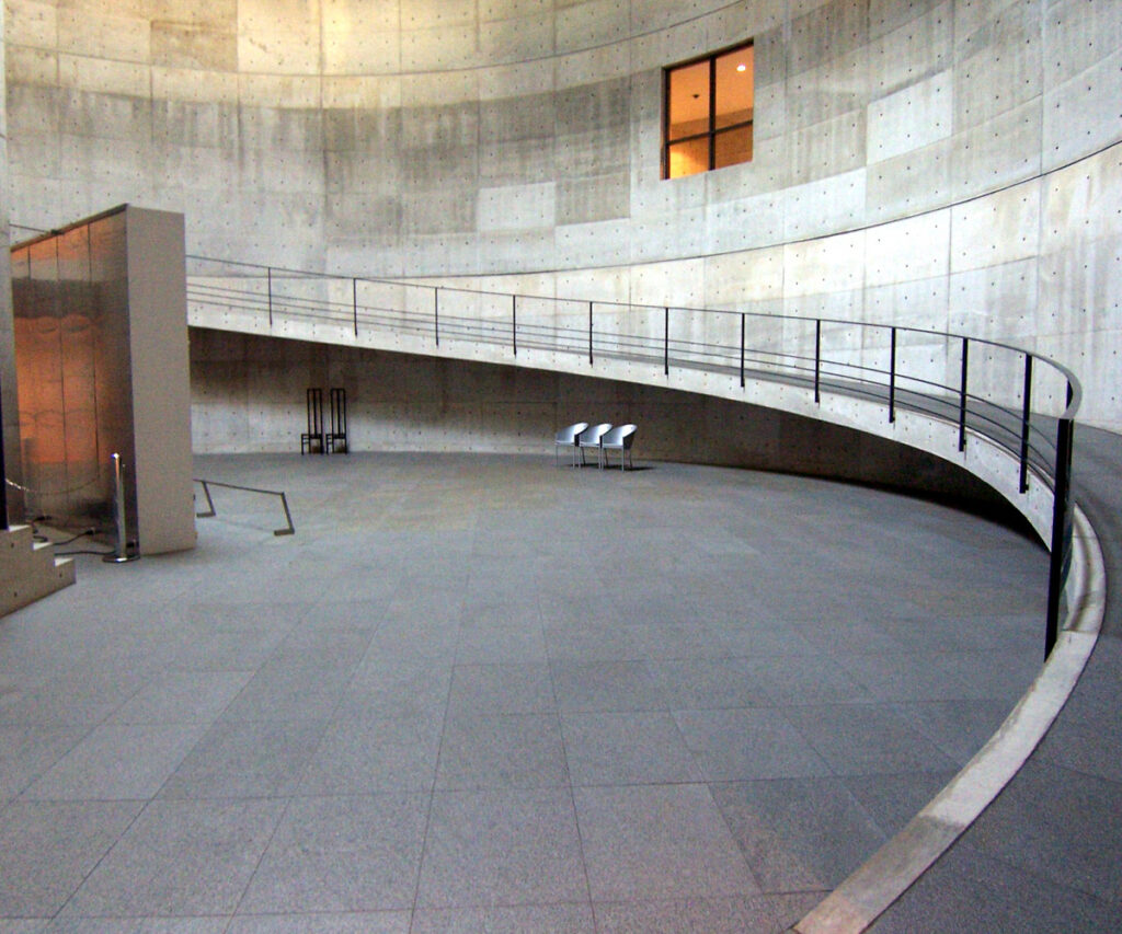 Museu Yayoi Kusama em Tóquio com fachada moderna e bolinhas