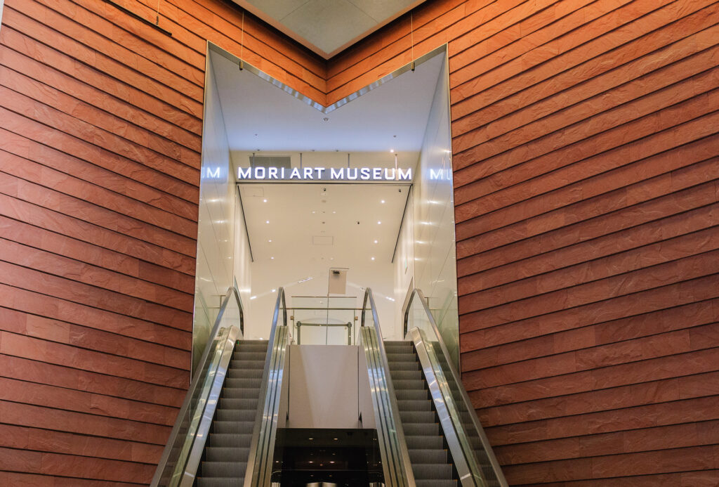entrada do Mori Art Museum, um dos melhores museus no Japão