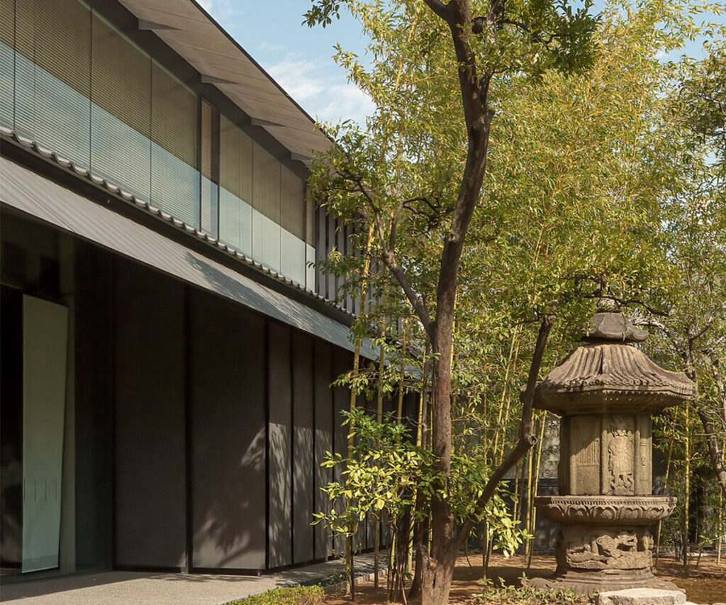 Museus no Japão: Nezu Museum em Tóquio com jardim e pedra decorativa