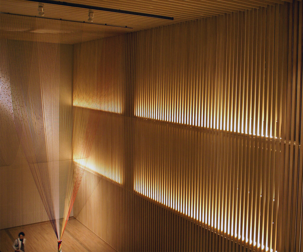 Suntory Museum de arte no Japão com decoração moderna e paredes de madeira