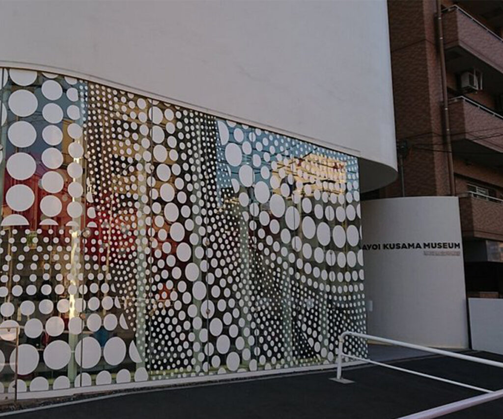Museu Yayoi Kusama em Tóquio com fachada moderna e bolinhas