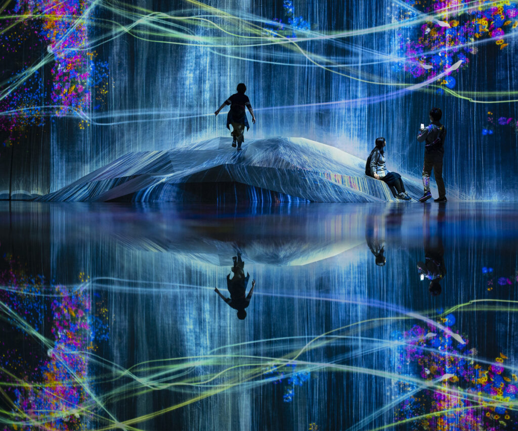 Museus no Japão: Instalação digital imersiva de teamLab em Tóquio com luzes e espelhos