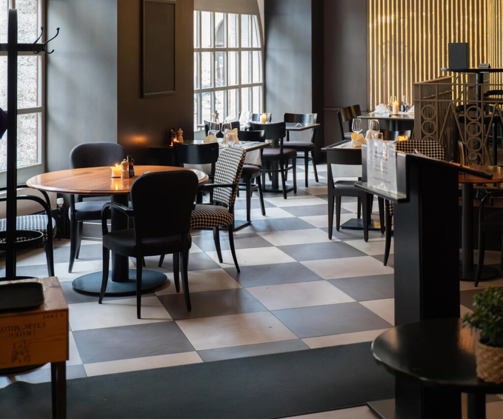 Restaurante Volkshaus 1914 no Best Western Plus Hotel Bern, interior moderno com cores sóbrias e decoração elegante.