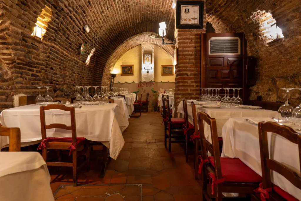 Restaurantes em Madrid: interior do Botín com mesas e cadeiras clássicas