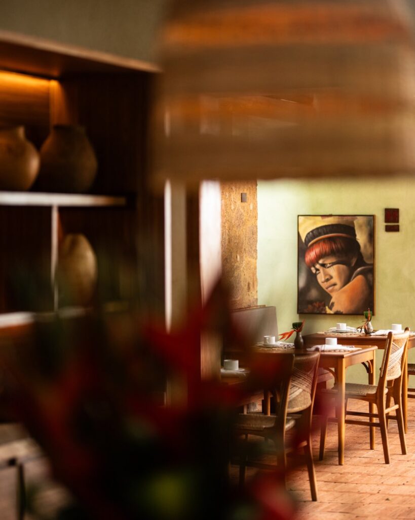 Resorts no nordeste: Txai Resort em Itacaré, BA, com decoração rústica e mobiliário de madeira.