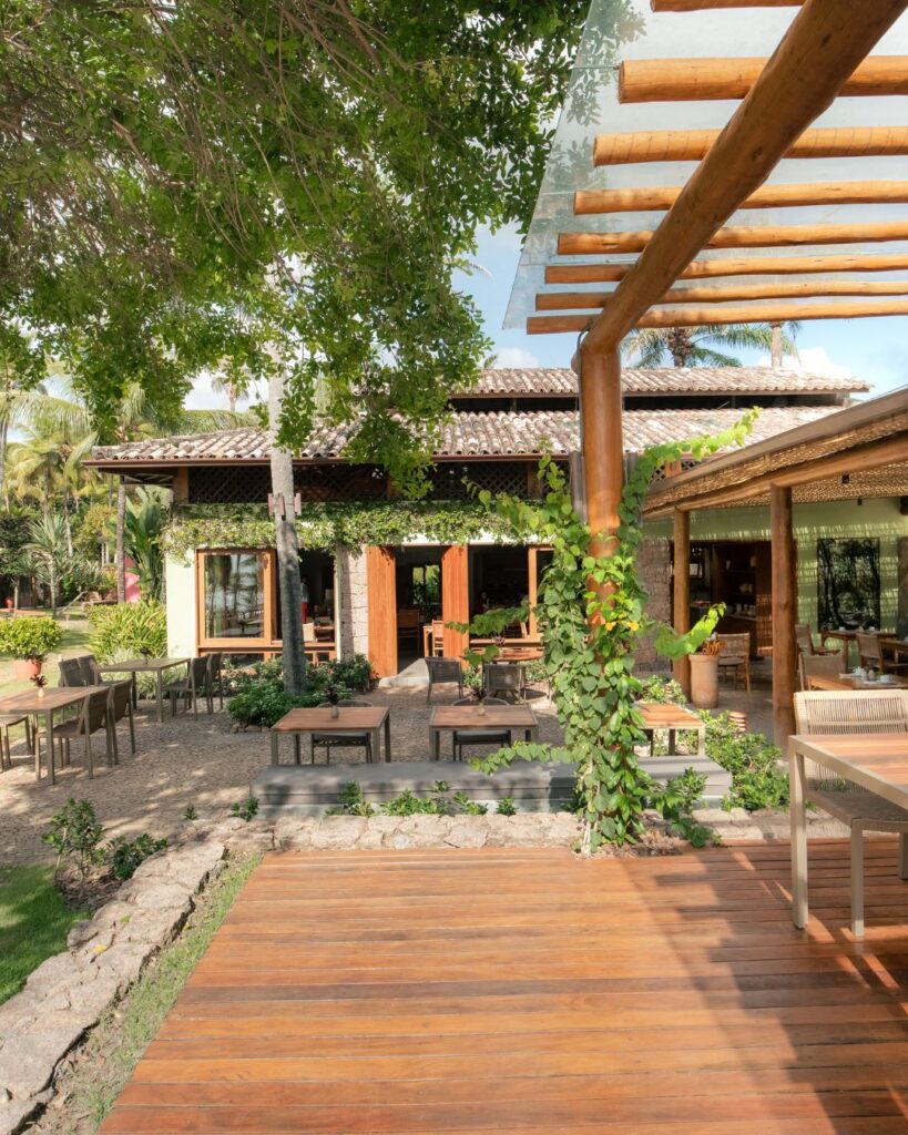 Resorts no nordeste: Txai Resort em Itacaré, BA, com área externa luxuosa e verde.