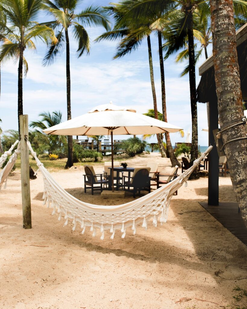 Resorts no nordeste: área da praia com espreguiçadeiras e sombrinhas em Itacaré, BA